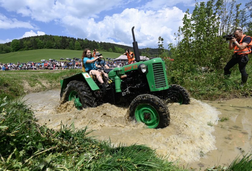 Traktory na traktoriádě ve Zděchově zvládly prudké svahy i brodění bahnem