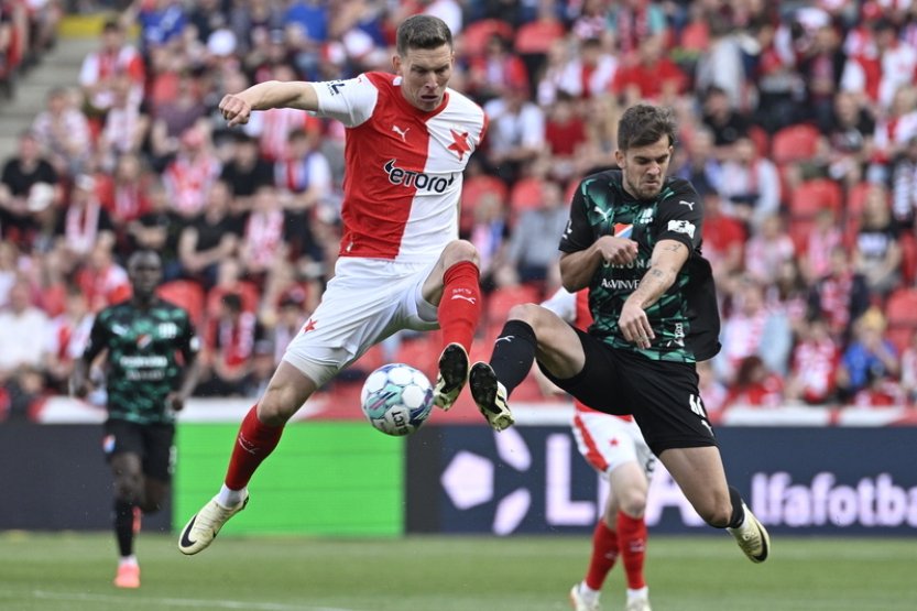 Slavia rozdrtila Ostravu 5:0 a na lídra ligy Spartu ztrácí bod