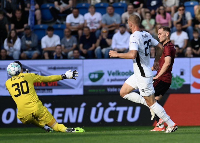 Sparta vyhrála na Slovácku 4:2 a ligu vede zase o čtyři body