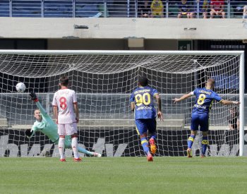 Fotbalisté Verony porazili Fiorentinu 2:1 a přiblížili se záchraně