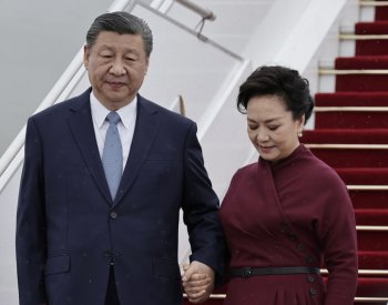 Čínský prezident Si Ťin-pching ve Francii zahajuje cestu po Evropě