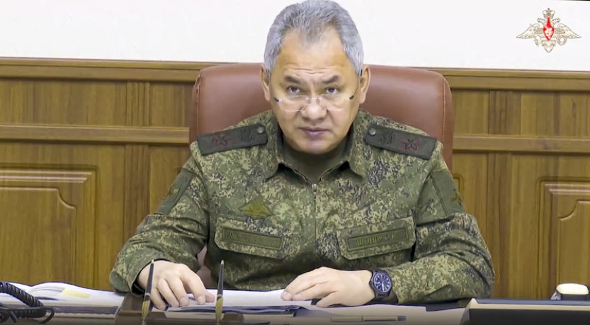 Šojgu byl na inspekci na ruské základně na Arktidě, kam míří ruské válečné lodě