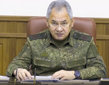 Šojgu byl na inspekci na ruské základně na Arktidě, kam míří ruské válečné lodě