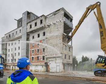 V Plzni bourají `skleněné peklo`, největší nepovolená stavba ji hyzdila 25 let