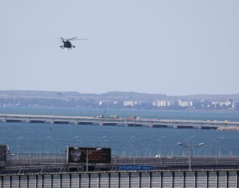 U Krymského mostu byly sestřeleny rakety, nebyl poškozen, tvrdí úřady