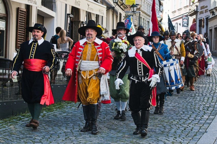 Brnem prošel průvod na památku úspěšné obrany před švédskou armádou