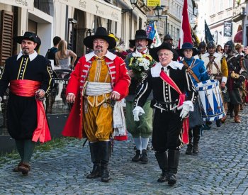 Brnem prošel průvod na památku úspěšné obrany před švédskou armádou
