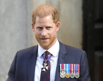 Princ Harry v katedrále v Londýně oslavil deset let her válečných invalidů