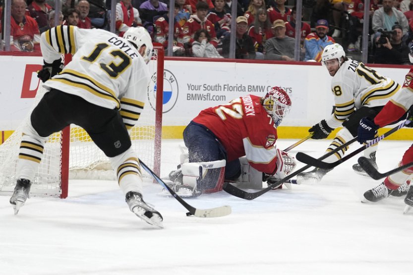 Zacha asistoval, Pastrňák se popral, Boston ale na Floridě padl