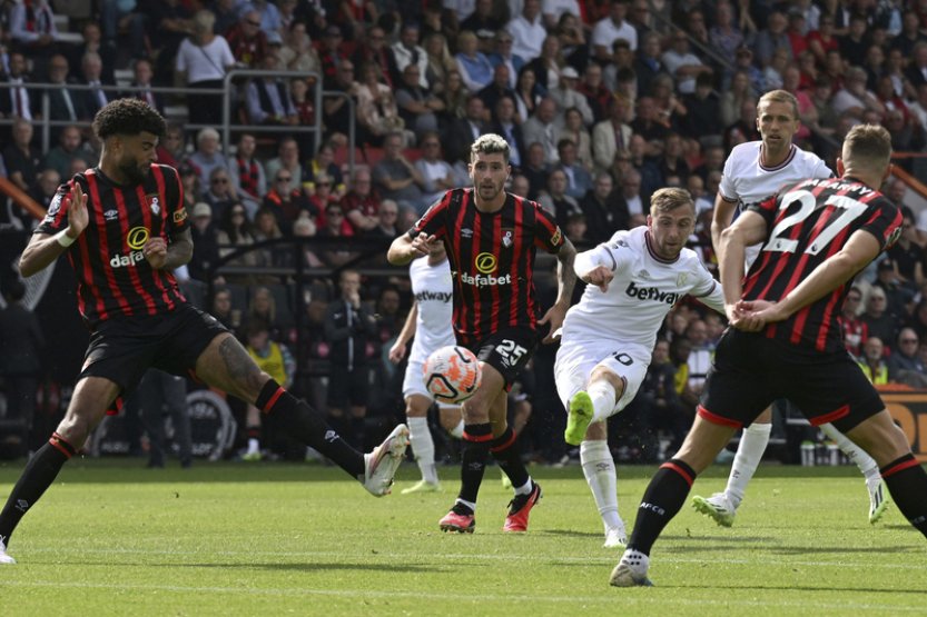 Souček trefil tyč a přihrál na gól, West Ham začal anglickou ligu remízou