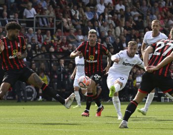 Souček trefil tyč a přihrál na gól, West Ham začal anglickou ligu remízou