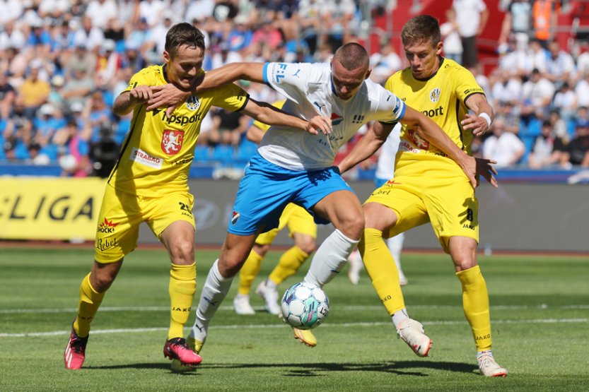 Fotbalisté Ostravy góly v nastavení udolali Hradec 2:0 a poprvé v sezoně vyhráli