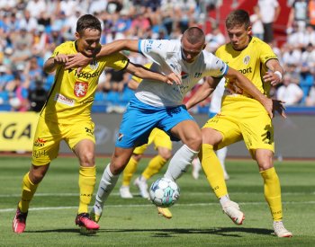 Fotbalisté Ostravy góly v nastavení udolali Hradec 2:0 a poprvé v sezoně vyhráli