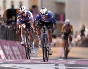 Sánchez vyhrál ve spurtu uprchlíků šestou etapu Gira, celkově dál vede Pogačar