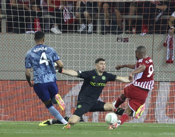 Olympiakos vyřadil Aston Villu a ve finále Konferenční ligy vyzve Fiorentinu