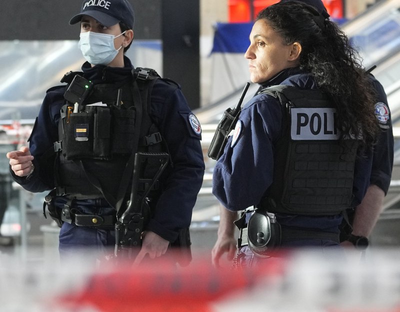 Vyslýchaný muž v Paříži postřelil dva policisty, jsou ve vážném stavu