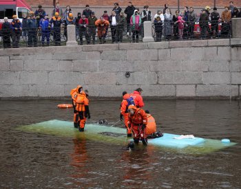 V centru Petrohradu spadl z mostu do řeky autobus, tři lidé zahynuli
