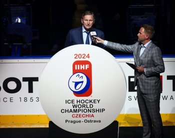 Diváci si užili zahájení MS, tleskali Jágrovi, šéfa svazu Hadamczika vypískali
