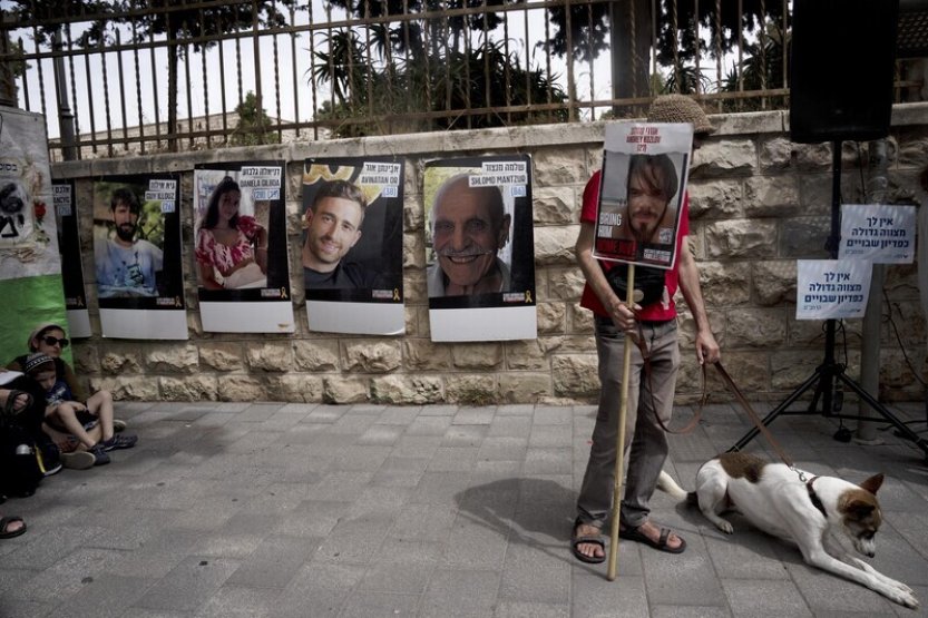 Hamás uvedl, že izraelský rukojmí Popplewell zemřel po náletu Izraele