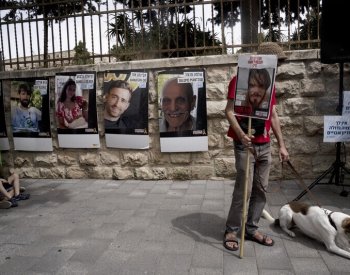 Hamás uvedl, že izraelský rukojmí Popplewell zemřel po náletu Izraele