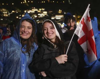 V Tbilisi proti kontroverznímu zákonu pokojně protestovalo 50.0000 lidí