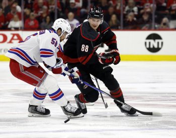 Carolina zdolala v NHL Rangers a odvrátila první mečbol