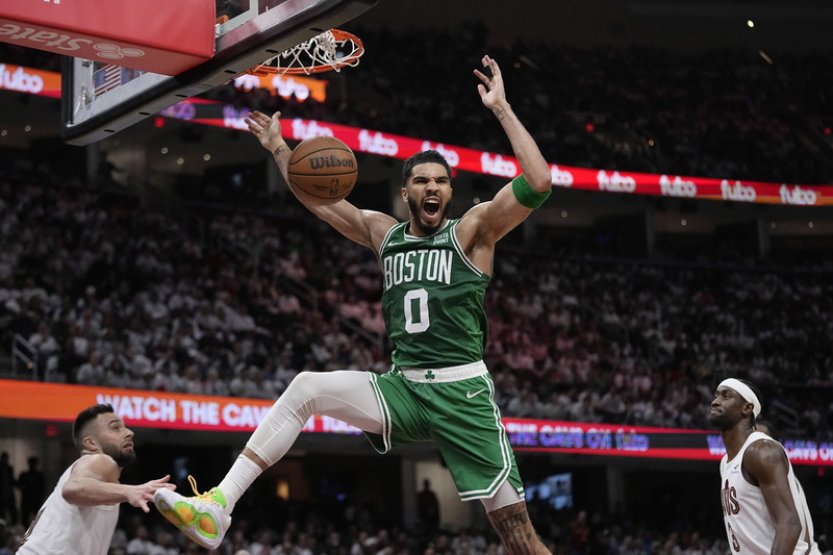 Boston si vzal v play off NBA zpět vedení v sérii s Clevelandem, uspěl i Dallas