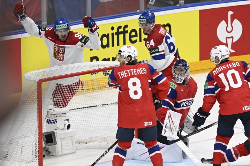 Hokejisté s večerním programem řeší spánek, naproti do arény jezdí autobusem