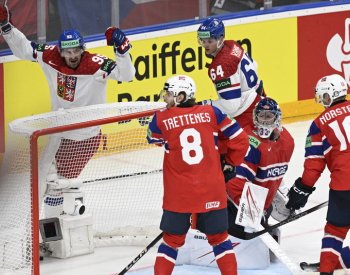 Hokejisté s večerním programem řeší spánek, naproti do arény jezdí autobusem