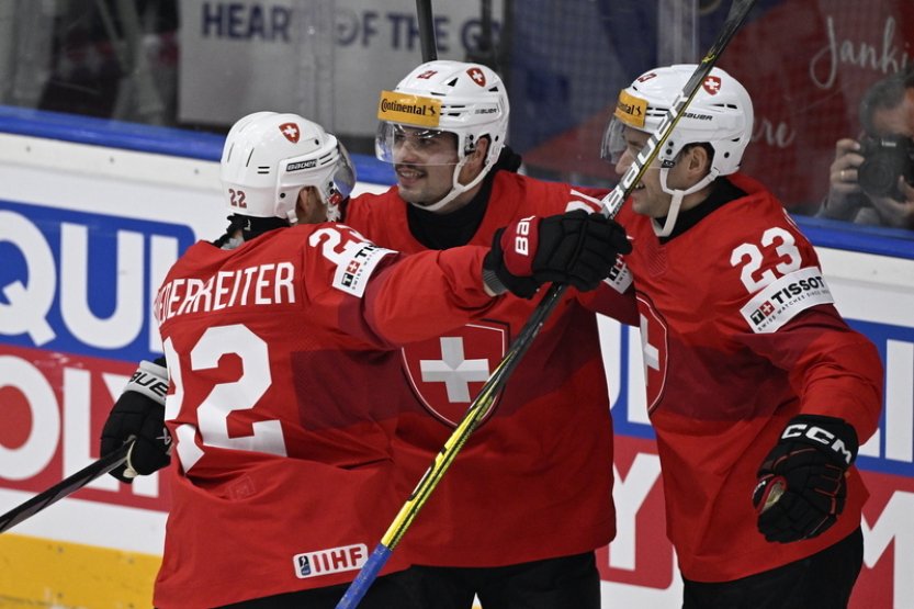 Švýcarského hokejistu Fialu těší návrat do Prahy, na letišti ho vyzvedla babička