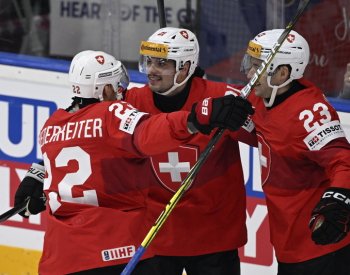 Švýcarského hokejistu Fialu těší návrat do Prahy, na letišti ho vyzvedla babička