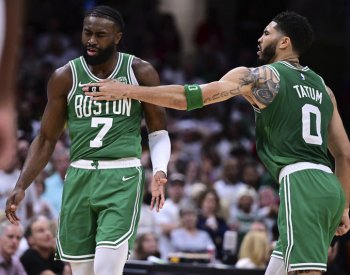 Boston je krok od postupu do semifinále NBA, Oklahoma srovnala sérii s Dallasem