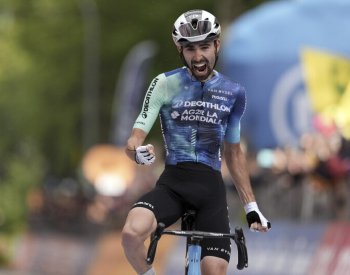 Na Giru vyhrál po úniku do kopce Valentin Paret-Peintre, Pogačar je dál v růžovém