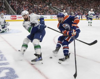 Boston odvrátil v NHL první hrozbu vyřazení, Edmonton rozhodl v poslední minutě