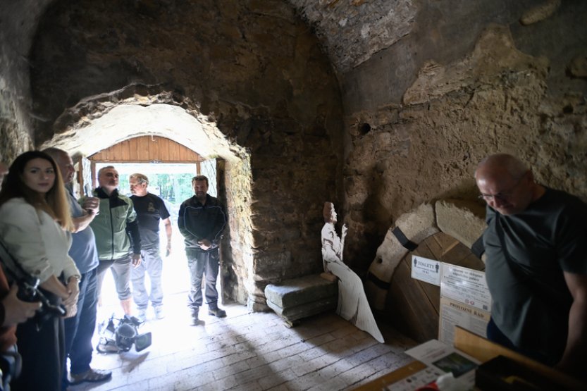 Kámen starý asi 800 let se po letech vrátil na zříceninu hradu Lukova