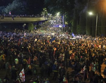 V Tbilisi se po parlamentním schválení kontroverzního zákona sešly desetitisíce