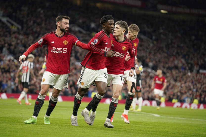 Chelsea se posunula na pohárové příčky, Manchester United se dotáhl na Newcastle