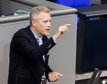 Německý parlament zbavil Bystroně imunity, policie prohledala jeho kancelář