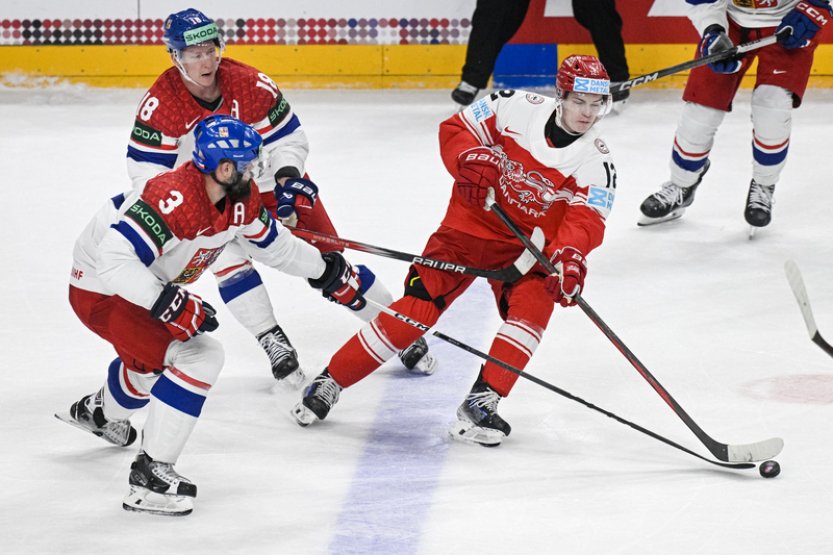 Hokejisté si po zápase s Dánskem užili dětskou návštěvu v kabině