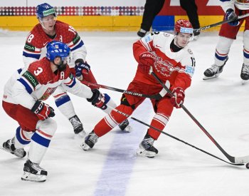 Hokejisté si po zápase s Dánskem užili dětskou návštěvu v kabině