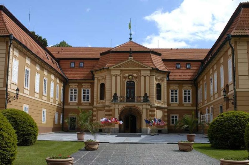 Stát nabízí k prodeji zámek Štiřín u Prahy, minimální cena je 3,3 mld. Kč