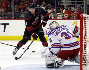 Nečas dal gól, ale Carolině končí sezona, Vancouver se přiblížil postupu