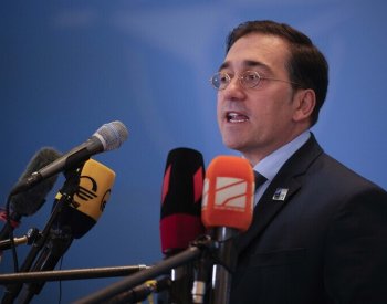 Loď, jež podle Madridu veze munici pro ČR, v Cartageně nezakotví, ač povolení má