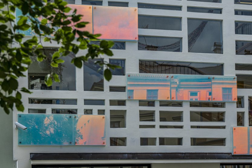 Nový umělecký prvek mění barvy fasády přístavby jabloneckého muzea