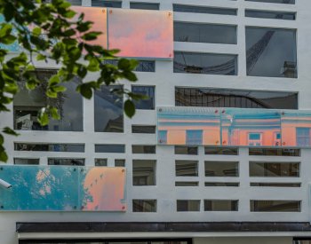 Nový umělecký prvek mění barvy fasády přístavby jabloneckého muzea