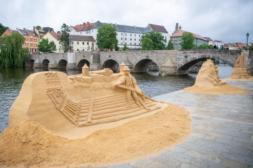 Lidé mohou v Písku vidět pískové sochy připomínající voroplavbu