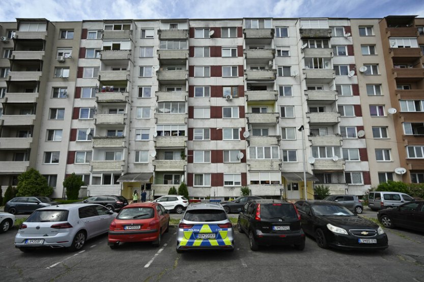 O muži, který útočil na Fica, se šíří řada konspirací, média je vyvracejí