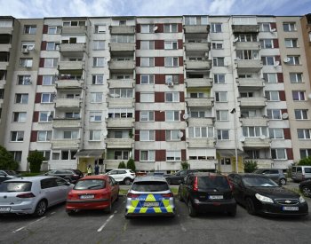 O muži, který útočil na Fica, se šíří řada konspirací, média je vyvracejí