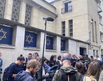 Policie ve Francii zastřelila muže, který chtěl podpálit synagogu, uvedl ministr