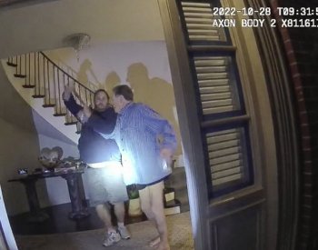 Muž, který napadl manžela Pelosiové kladivem, půjde do vězení na 30 let